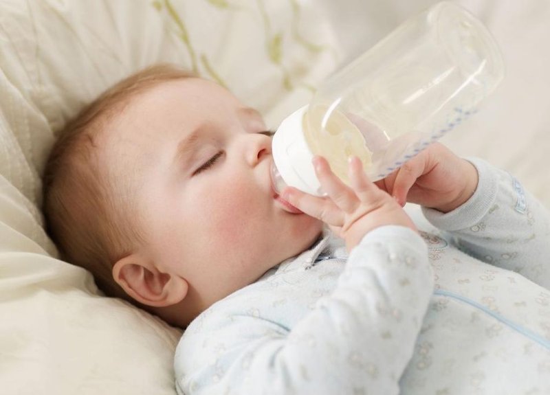 Bé 14 tháng tuổi uống bao nhiêu sữa mỗi ngày?