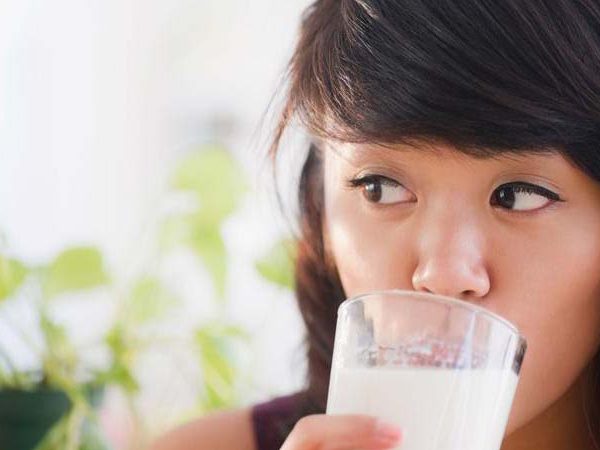 Uống sữa vào buổi tối mang lại lợi ích gì?