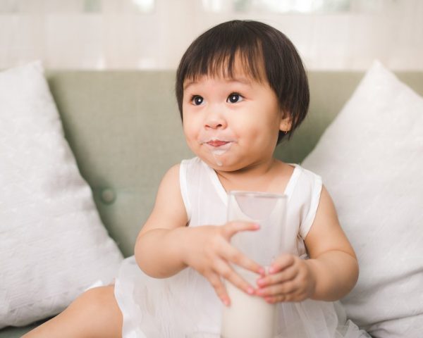 Cho trẻ dùng sữa tươi: điều gì nên và không nên?